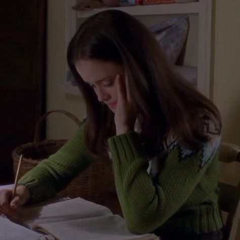 ellie (@gilmorefilmz) posted on Instagram: “why therapy when u can watch rory study” • Sep 23, 2021 at 11:12am UTC Gilmore Girls Outfits, Paris Geller, Alexis Bledel, Lorelai Gilmore, Rory Gilmore, 가을 패션, Doc Martens, Gilmore Girls, Study Motivation