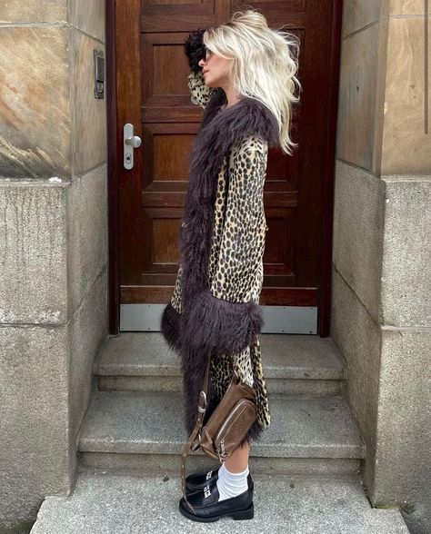 It’s giving Lizzie McGuire🤎 #charlottesimone | Instagram Trenchcoat Fashion, Faux Fur Coats Outfit, Fur Outfit, Fur Coat Outfit, Charlotte Simone, Lizzie Mcguire, B Fashion, Everyday Basics, Coat Outfits