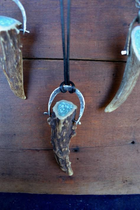 Deer Horn Jewelry, Deer Antler Crafts, Deer Antler Jewelry, Antler Ideas, Deer Antler Decor, Antlers Decor, Antler Crafts, Antler Pendant, Antler Jewelry