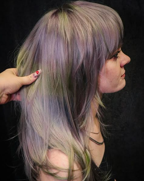 Pigeon Hair: The Iridescent Trend Cool Hair Dye Colors, Grey Tone Hair, Pigeon Hair Color, Pretty Hair Dye Ideas, Pigeon Hair Dye, Dusty Hair Color, Periwinkle Highlights, Holographic Hair Dark, Weird Hair Colors