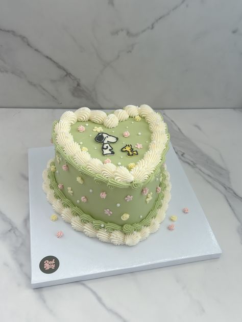 Sage green vintage heart cake with buttercream Snoopy Vintage Birthday Cakes Green, Snoopy Cake Birthdays, Birthday Cake Aesthetic Green, Green Heart Cake, Green Cake Design, Sage Cake, Birthday Cake Green, Sage Green Cake, Vintage Cake Design