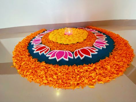 Theam Rangoli Designs, Devdiwali Rangoli, Flower Decor Diwali, Rangoli Easy Diwali, Diwali Border Designs, Latest Rangoli Designs Creative 2024, Latest Diwali Rangoli Designs, Simple Rangoli Ideas For Diwali, Real Flower Rangoli Designs