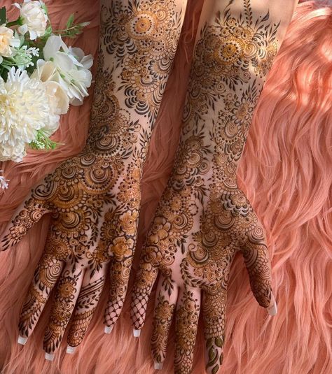 Indian Bride Henna, Heavy Mehendi Designs, Bridal Mendhi, Bridal Mehendi Designs Wedding, Wedding Henna Designs, Wedding Mehendi, Eid Mehndi, Arabic Henna Designs, Eid Mehndi Designs