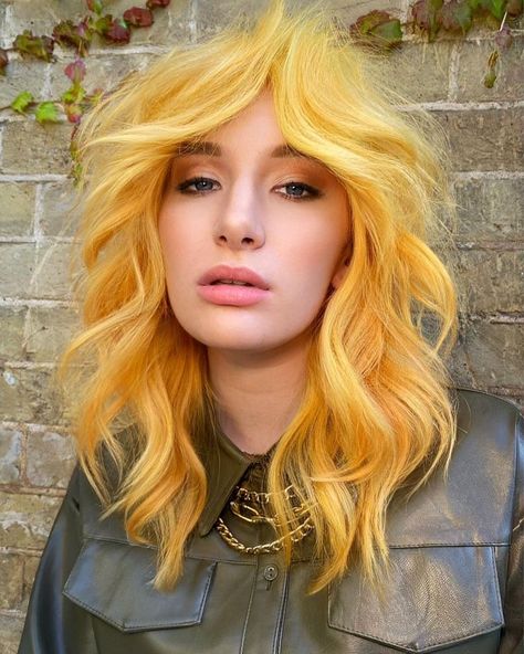 Trendy Hairdos, Yellow Blonde Hair, Graduation Hairstyles With Cap, Fresh Hairstyles, Yellow Hair Color, Effortless Waves, Yellow Blonde, Hair Roller, Latest Hair