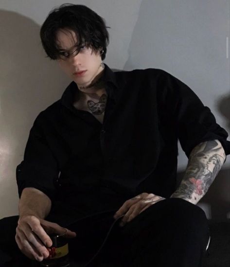 Goth Guy, Strong Jawline, Goth Guys, Bad Boy Aesthetic, Emo Guys, Aesthetic Guys, Attractive Guys, Face Claims, بلاك بينك