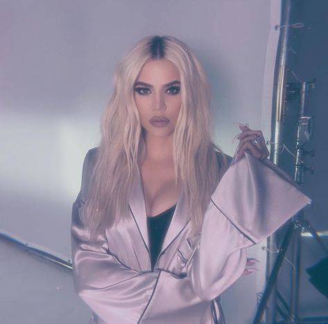 Khloé Kardashian Is Getting Roasted by Fans for an Epic Photoshop Fail - Cosmopolitan.com Khloe Kardashian Wallpaper, Kardashian Wallpaper, Kardashian Aesthetic, Kris Jenner Style, Kylie Jenner Baby, Lingerie As Outerwear, Khloe Kardashian And Tristan, Kloe Kardashian, Photoshop Fail