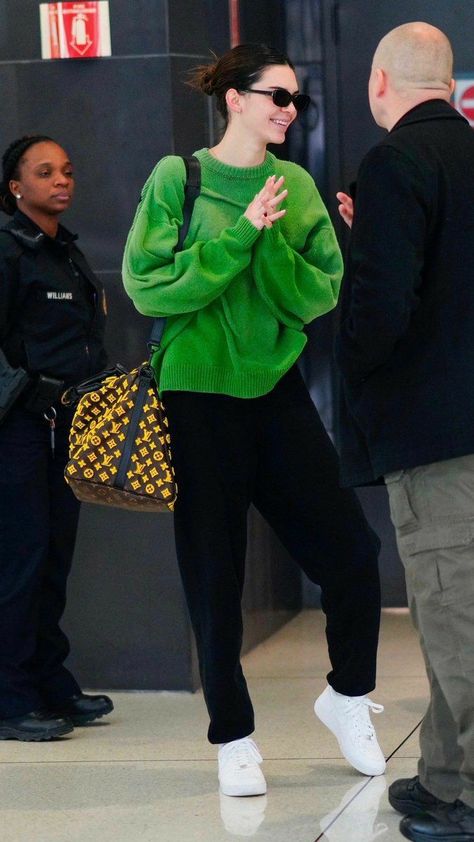 pinterest: @ariadorata Instagram: @amberbasedstyle Kendall Jenner Outfits Airport, Kendall Street Style Casual, Model Airport Outfit, Kendall Airport Style, Kendall Jenner Street Style Casual, Kendall Jenner Airport Style, Kendall Jenner Winter Outfits, Kendall Jenner Airport, Kendall Outfits