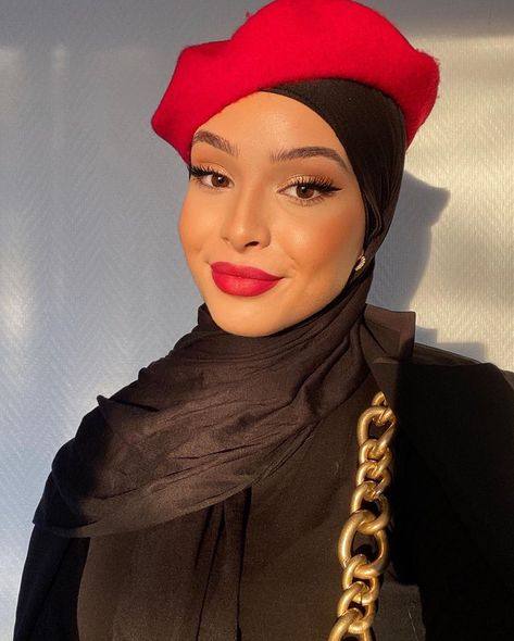 Beret With Hijab, Beret Hijab, Red Beret Outfit, Hijabi Fashion Winter, Red Hijab, Beret Outfit, Modest Winter Outfits, Beret Style, Red Beret