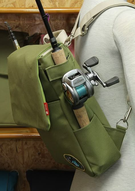 Fly Tying Station, Mens Golf Fashion, Fishing Outfit, Fly Fishing For Beginners, Fishing Backpack, Fly Fishing Tips, Fly Fishing Gear, Fishing Kit, Fishing Diy