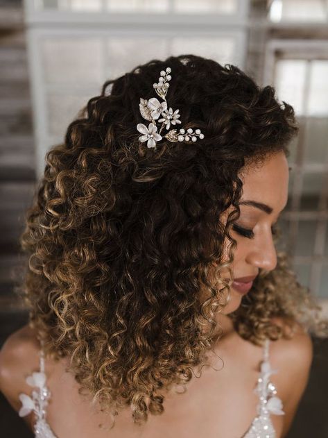 Natural Bride Hairstyles, Curly Hair Wedding Styles Naturally, Curly Hair Bride, Curly Bridal Hair, Beautiful Bridal Hair, Curly Wedding Hair, Gold Hair Clips, Hoco Hair Ideas Medium, Hair Wedding