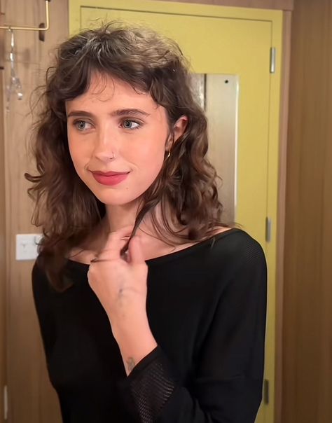 clairo claire cottrill lq icon pfp #clairo Curly Bangs Aesthetic, Bangs Aesthetic, Curly Hair Baby, Tonight Show With Jimmy Fallon, Miss Claire, Claire Cottrill, Brown Curly Hair, Curly Bangs, Formal Makeup