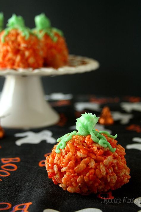 Happy Halloween! Make these fun Candy-Stuffed Rice Crispy Treat Pumpkins and use your favorite candy as the surprise in the middle. Pumpkin Rice Krispies, Halloween Cheesecake, Halloween Rice Krispie Treats, Rice Crispy Treat, Easy Halloween Party, Peanut Butter Pumpkin, Halloween Candy Corn, Halloween Chocolate, Party Finger Foods