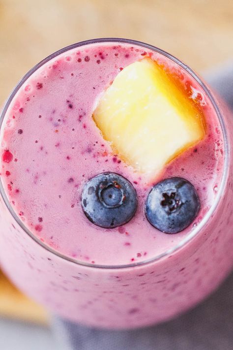 Blueberry Pineapple Smoothie - A sweet and fresh smoothie to grab when you think you may miss eating your daily serving of fresh fruits! Blueberry Pineapple Smoothie, Pineapple Smoothie Recipes, Apricot Smoothie, Resep Smoothie, Smoothie Fruit, Fresh Smoothies, Pineapple Smoothie, Blueberries Smoothie, Good Smoothies