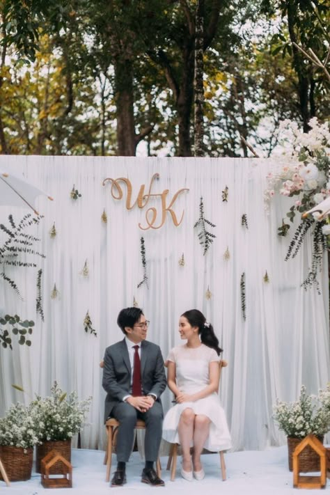 Engagement Minimalist Decor, Backdrop Engagement Simple Elegant, Diy Engagement Backdrop, Nikah Backdrop, Minimalist Wedding Backdrop, Photobooth Wedding Backdrop, Backdrop Lamaran, Dekor Lamaran, Minimalist Backdrop