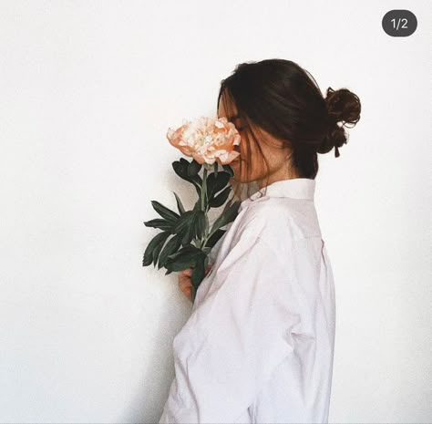 Portraits At Home Photography, Studio Photography With Flowers, Ig Home Photo Ideas, Self Portrait With Flowers At Home, Self Portrait Poses With Flowers, Photo Shoot Home Ideas, In Home Self Portrait, Aesthetic Ig Photos Ideas At Home, At Home Self Photoshoot Ideas