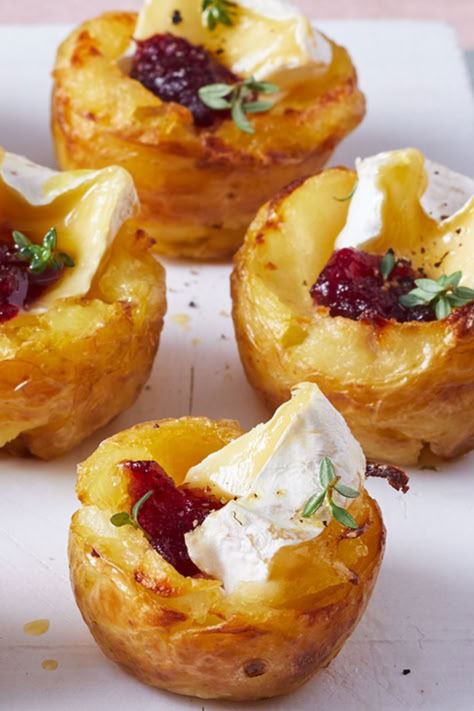 Mini muffin pans make it easy to shape and bake boiled potatoes into golden, crunchy (and gluten-free!) tiny tart shells.   These crispy potato shells are filled with a small wedge brie which adds an oozy centre with sweet bursts of cranberry sauce. Making these are the perfect one-handed canape to enjoy with a festive tipple. Brie And Cranberry Smashed Potatoes, Brie And Cranberry Smashed Roast Potatoes, Cranberry Tartlets, Creative Christmas Treats, Camembert Recipes, Christmas Finger Food, Brie And Cranberry, Nye Food, Brie Cranberry