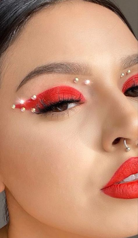 Red Eye Makeup With Rhinestones, Red Makeup Festival, Red Gem Makeup, Red And Gold Eye Makeup, Hslot Makeup, Red Festival Makeup, Harry Styles Makeup, Cupid Makeup, Glitter Carnaval