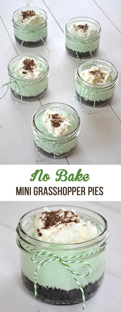 These No Bake Mini Grasshopper Pies are a delicious and easy to make dessert! They're both minty and chocolatey! Pie Jars, Dessert Jar, Desserts Pudding, Grape Dessert, Jar Desserts, Grasshopper Pie, Mason Jar Desserts, Make Dessert, Dessert In A Jar