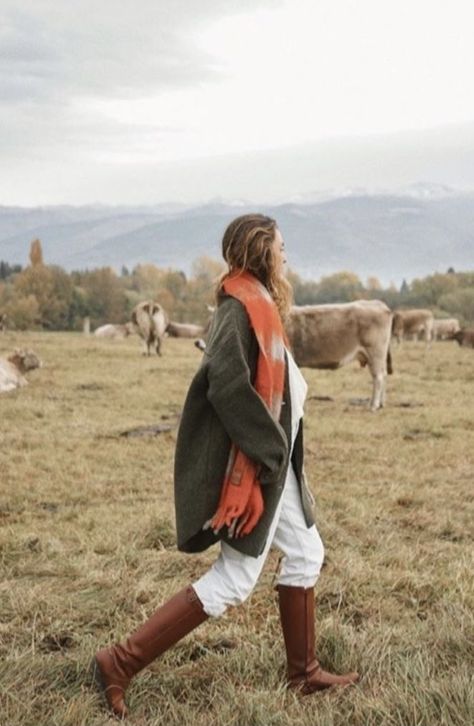 English Countryside Fashion, Countryside Outfit, Countryside Fashion, Farm Fashion, Walking Outfits, Country Walk, Country Fashion, Old Money Style, Badass Women