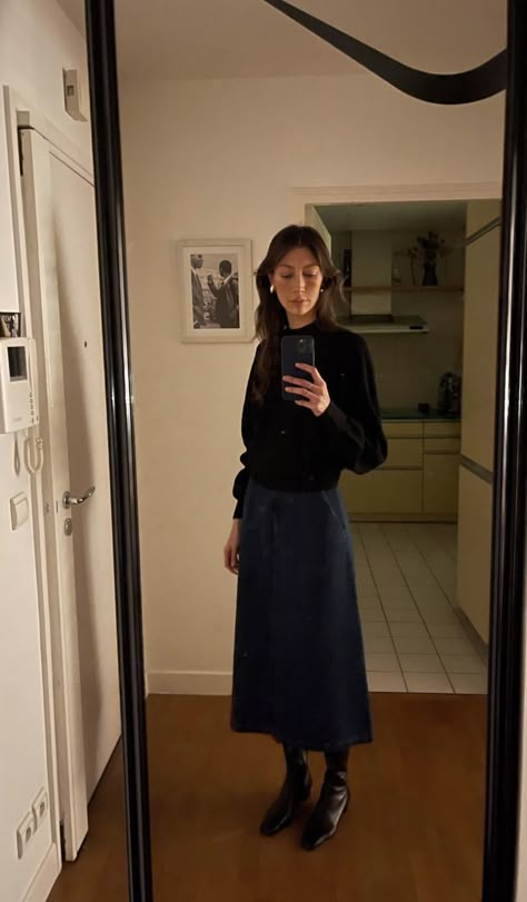 Old World Outfit, Going To The Library Outfit, French Going Out Style, Nora Ephron Aesthetic Outfits, Simplistic Dresses, Writer Aesthetic Outfit, Fall 90s Outfits, Raincoat Outfit Aesthetic, Mexico Street Style