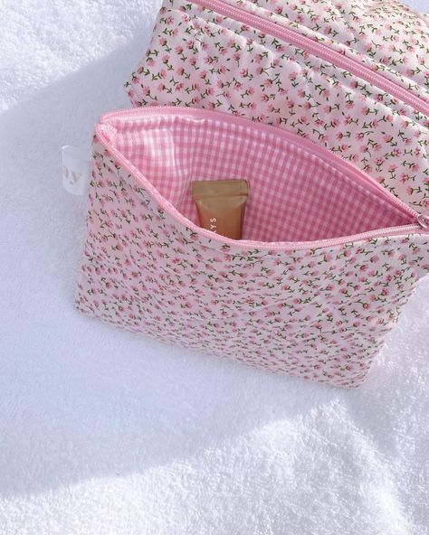 purse pouches 🍏🌸🧸 Pink Pouch Bag, Small Quilted Bags, Floral Make Up Bag, Small Makeup Bag For Purse, Sewing Ideas Aesthetic, Aesthetic Sewing Ideas, Sewing Projects Aesthetic, Sew A Pouch, Makeup Pouch Aesthetic