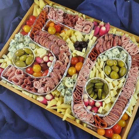 Planche apéro chiffre garnie avec charcuterie fromage et crudités 60th Birthday Ideas For Mom, Party Food Bars, Number Cakes, Diet Menu, Birthday Food, Food Presentation, Bars Recipes, Garden Party, Food And Drink