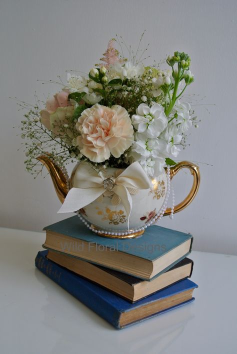 Vintage Tea Party Centerpieces, Alice In Wonderland Tea Party Bridal Shower Ideas, Tea Centerpieces, Secret Garden Centerpiece Ideas, Tea Pot Decor, Tea Cup Centerpieces Vintage, Alice In Wonderland Centerpieces, Tea Pot Flower Arrangements, Indoor Tea Party Decorations