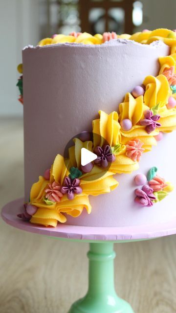 Jessica Harris on Instagram: "Tangled up in You   This was my daughter’s favourite princess for about 2 years, we watched Tangled every single day after we took her brother to school. I gave her a bit of a modern spin with this very simplistic cake and Russian piping for the florals in her hair. Sasha @saucybakes did a piped braid like this on a Rapunzel cake a while back and I just thought it was so pretty!  A light purple base with her golden braid and florals using the mini Russian piping tips from @sugarandcrumbs2022   @colour.mill  @happysprinkles_   #russianpipingtips #rapunzelhair #rapunzeledit #rapunzelcake #rapunzelparty #prettycake #prettycakes #cakespiration #caketutorial #cakestyle #cakestagram #instacake #cakeartists #disneyprincesscake #girlsbirthdaycakes #cakereveal #4cake_s Rupanzel Cake Ideas, Princess Birthday Party Cake, Rapunzel Cake Ideas, 4 Year Birthday Cake, Tangled Cake Ideas, Tangled Cake, Tangled Birthday Cake, Rapunzel Inspired Cake, Rapunzel Inspired Birthday Cake