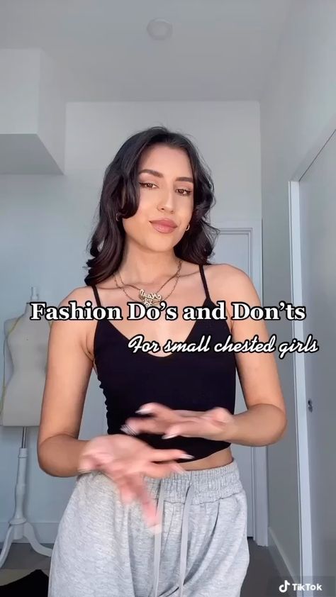 yolandainthecity on Instagram: Fashion Do’s and Don’ts for small chested girls✨ I encourage you to wear whatever you like and what makes you feel the most confident,… Small Chest Fashion Outfits, Outfit Inspo For Small Chest, Small Chest Outfit Ideas, Small Chest Hacks, Style For Small Chested Women, Small Chest Outfits Style, Lingerie For Small Chest, Outfits For Flat Chest, Clothes For Small Chested Women