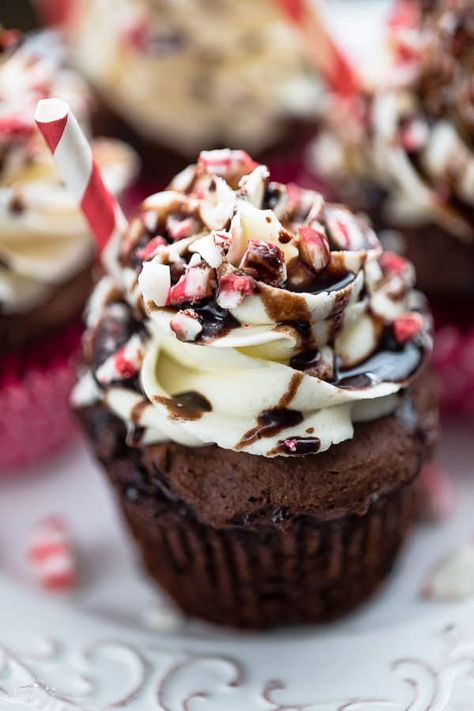 Peppermint Mocha Cupcakes have all the beloved flavors of the favorite coffee shop drink!!! Peppermint Ganache, Peppermint Mocha Cupcakes, Ganache Cupcakes, Chocolate Peppermint Cupcakes, Recipes Cupcakes, Peppermint Cupcakes, Christmas Cupcakes Recipes, Mocha Cupcakes, Peppermint Cream