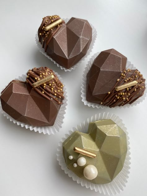 Chocolate Design Ideas, Chocolate Bonbons Recipe, Chocolate Heart Cakes, Dessert Shooters Recipes, Chocolate Bar Design, Chocolate Bars Gift, Chocolate Business, Homemade Chocolate Truffles, Geometric Cake