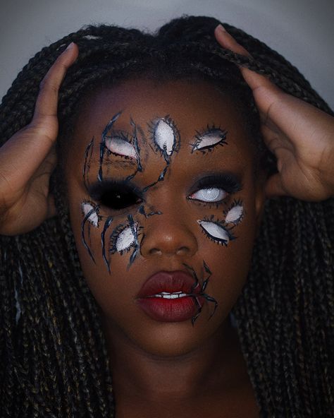 Spider, halloween makwup look with many eyes and a red lip. White contact lenses. Spider Eyes Makeup, Spider Eyes, White Contact Lenses, Eyeliner Inspo, Halloween Makeup Look, Many Eyes, Spider Halloween, Halloween Goodies, Halloween Makeup Looks