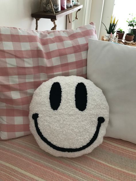 Preppy Smile Pillow, Funky Bedroom Pillows, Fun Throw Pillows Bedroom, Cute Throw Pillows Aesthetic, Black And White Room Decor Bedroom, Throw Pillows Bedroom Aesthetic, Quirky Pillows, Cute Pillows Aesthetic, Smiley Pillow