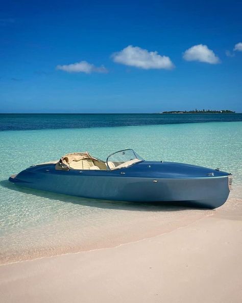 Wooden Speed Boats, Riva Boat, Chris Craft Boats, Classic Wooden Boats, Blue Boat, Chris Craft, Vintage Boats, Speed Boat, Cool Boats