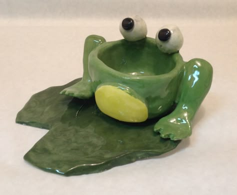 Frog Pinch Pot Ideas, Pitch Pots Ideas, Functional Pinch Pot, Pinch Pot Projects High School, Bird Pinch Pot, Pinch Pot Bowl Ideas, Snail Pinch Pot, Pinch Bowls Ideas, Pinch Pots Easy