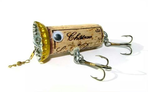 Bottle Cap Fishing Lures, Pesca In Mare, Homemade Fishing Lures, Diy Fishing Lures, Cork Bottle, Bass Fishing Tips, Lure Making, Wine Cork Crafts, Fishing Hooks