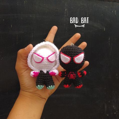 Spiderman Crochet Keychain, Couple Crochet Ideas, Crochet Spiderman Keychain, Crochet Miles Morales, Easy Amigurumi Free Pattern, Spiderman Gifts, Hello Kitty Crochet, Easy Amigurumi, Free Pattern Crochet