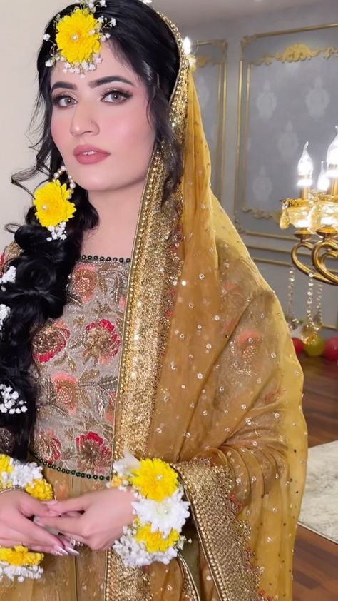 Haldi Makeup Look For Bride Pakistani, Mayon Makeup Looks, Aroob Jatoi Wedding, Mayon Bride, Aroob Jatoi, Mehndi Makeup, Mayon Dresses, Mehndi Hairstyles, Teaching Resume