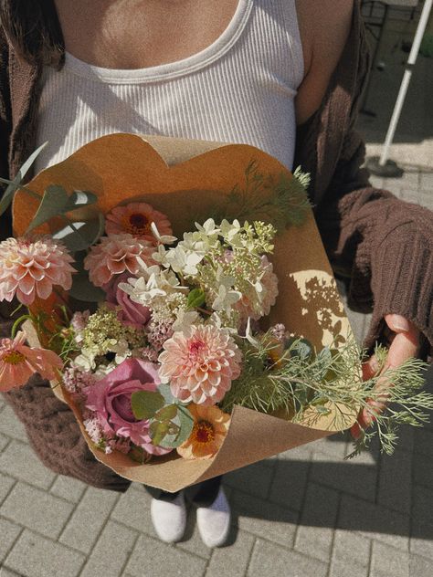 farmers market flower bouquet Farmers Market Date, Farmers Market Bouquet, Kitschy Wedding, Strawberry Banana Pancakes, Farmers Market Wedding, Farmers Market Flowers, Market Photo, Market Flowers, Flower Boquet