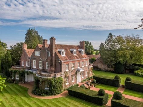 English Manor Houses Floor Plans, Aesthetic Big House Exterior, Big British Houses, English Manor Floor Plan, British Countryside House, British Estate, Giant House, Manor Floor Plan, English Mansion