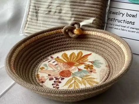 Create a Pretty Rope Bowl with Fabric Accents - Quilting Digest Quilt Sewing Room, Quilting Digest, Rope Bowls, Rope Rug, Diy Bowl, Coiled Rope, Spring Quilts, Fabric Bowls, Patriotic Quilts