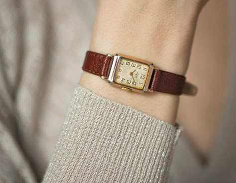 Trendy Watches Women, Elegant Watches Women, Rectangular Watch, Pretty Watches, Pretty Accessories, Trendy Watches, Timeless Watches, Pretty Jewelry Necklaces, Vintage Watches Women