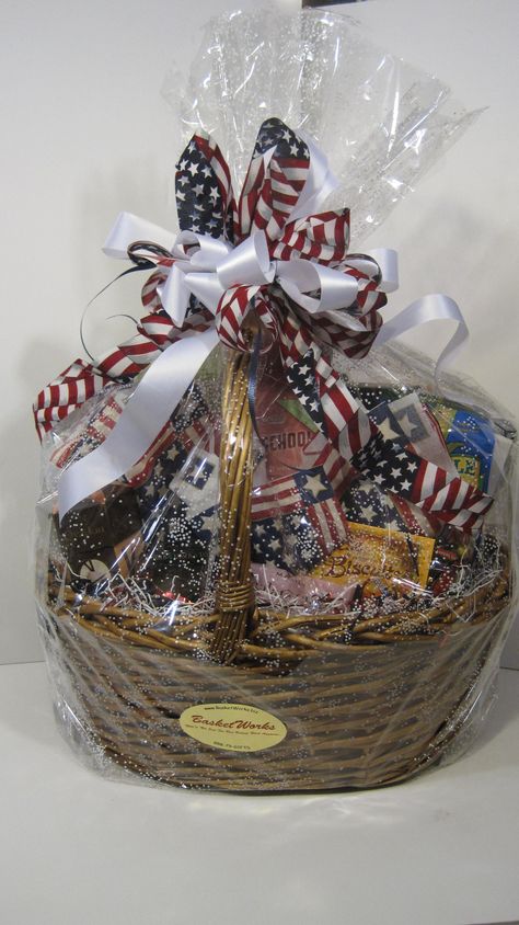 Fourth of July theme gift basket Fourth Of July Gift Basket Ideas, Veterans Day Basket Ideas, Red White And Blue Basket Ideas, Veterans Day Gift Baskets, Patriotic Gift Basket Ideas, Patriotic Raffle Basket Ideas, 4th Of July Gift Basket Ideas, 4th Of July Care Package, Summer Chinese Auction Baskets