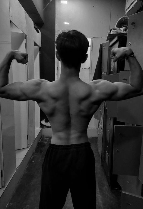 Gym Guys Physique, Body Aesthetics Male, Abs Aesthetics Male, Boyfriend Haircut, Maharaj Wallpapers, Body Pics, Creative Snaps For Snapchat, Party Night Club Aesthetic, Male Pose