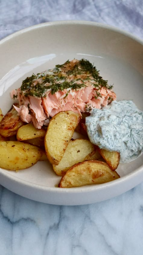 Period Dinner Ideas, Nutrition Inspiration, Summer Character, Sommer Mad, Dill Salmon, Plats Healthy, Resep Diet, Dill Sauce, Healthy Food Motivation