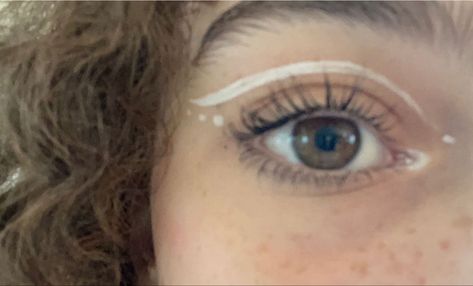 Brown Eyes With White Eyeliner, White Pencil Liner Makeup Looks, White Liner Dots, Cute White Eyeliner Looks, White Eyeliner Makeup Simple, Make Up With White Eyeliner, White Dot Makeup, White Liner Looks, White Pencil Makeup