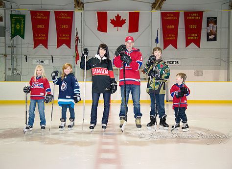 Sibling Hockey Pictures, Hockey Family Photos, Family Hockey Photo Ideas, Hockey Family Pictures, Hockey Images, Hockey Family, Bouidor Photography, Hockey Pictures, Photo Posing