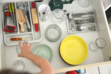 Montessori Kitchen Drawer, Montessori Home Setup, Montessori Kitchen, Montessori Bedroom, Montessori Bed, Montessori Room, Montessori Practical Life, Montessori Ideas, Montessori Baby