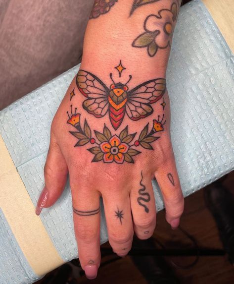 Nat Power on Instagram: “Stoked to do this sweet cicada hand composition! (A few other pictured tatties by @rottenhannah!) . . . . .…” Dopamine Tattoo, Hand Composition, Cicada Tattoo, Traditional Hand Tattoo, Hand And Finger Tattoos, Bug Tattoo, Traditional Tattoo Sleeve, Tattoo Lettering Fonts, Large Tattoos