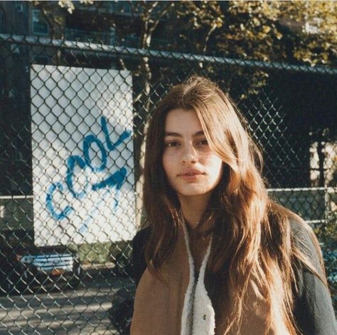 source : diana silvers Willow Hale Aesthetic, Willow Hale, Diana Silvers, Photo Insta, Girl Guides, Pose Reference Photo, On Film, Birds Of Paradise, Aesthetic Girl